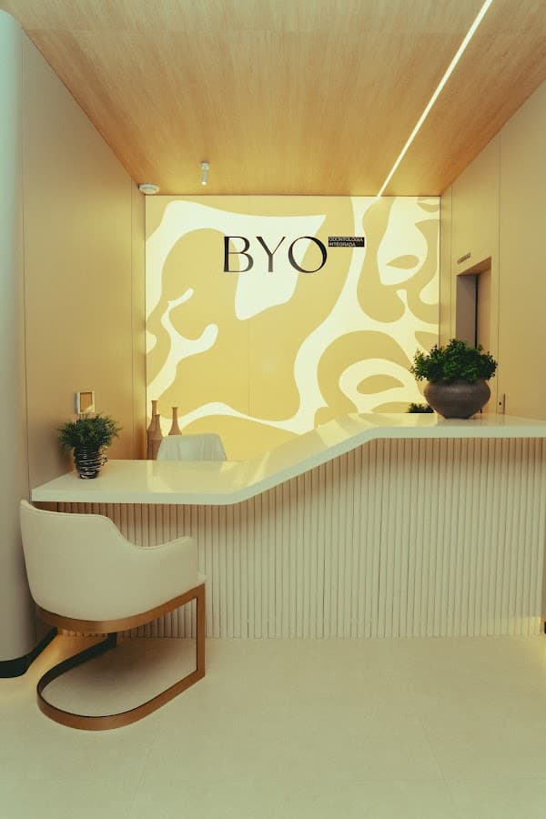 Paciente sorrindo após tratamento na BYO Clinic