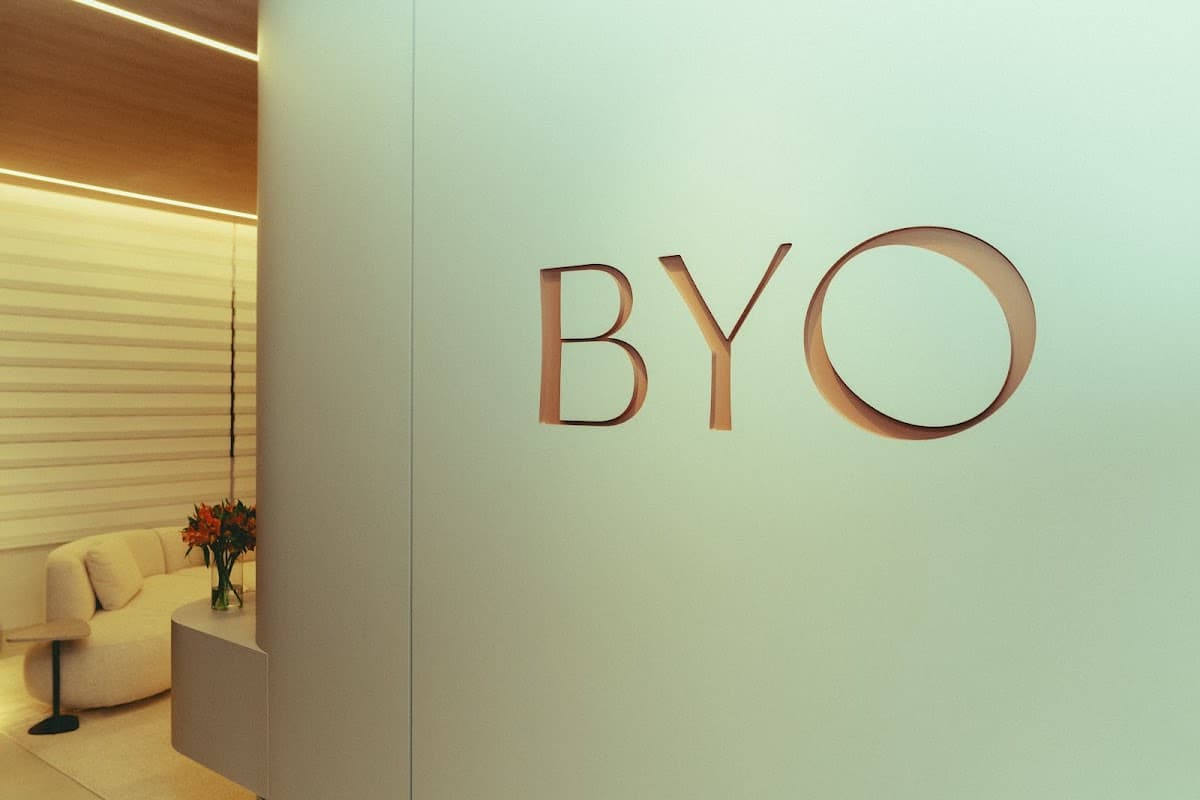 Área de recepção bem iluminada e organizada.