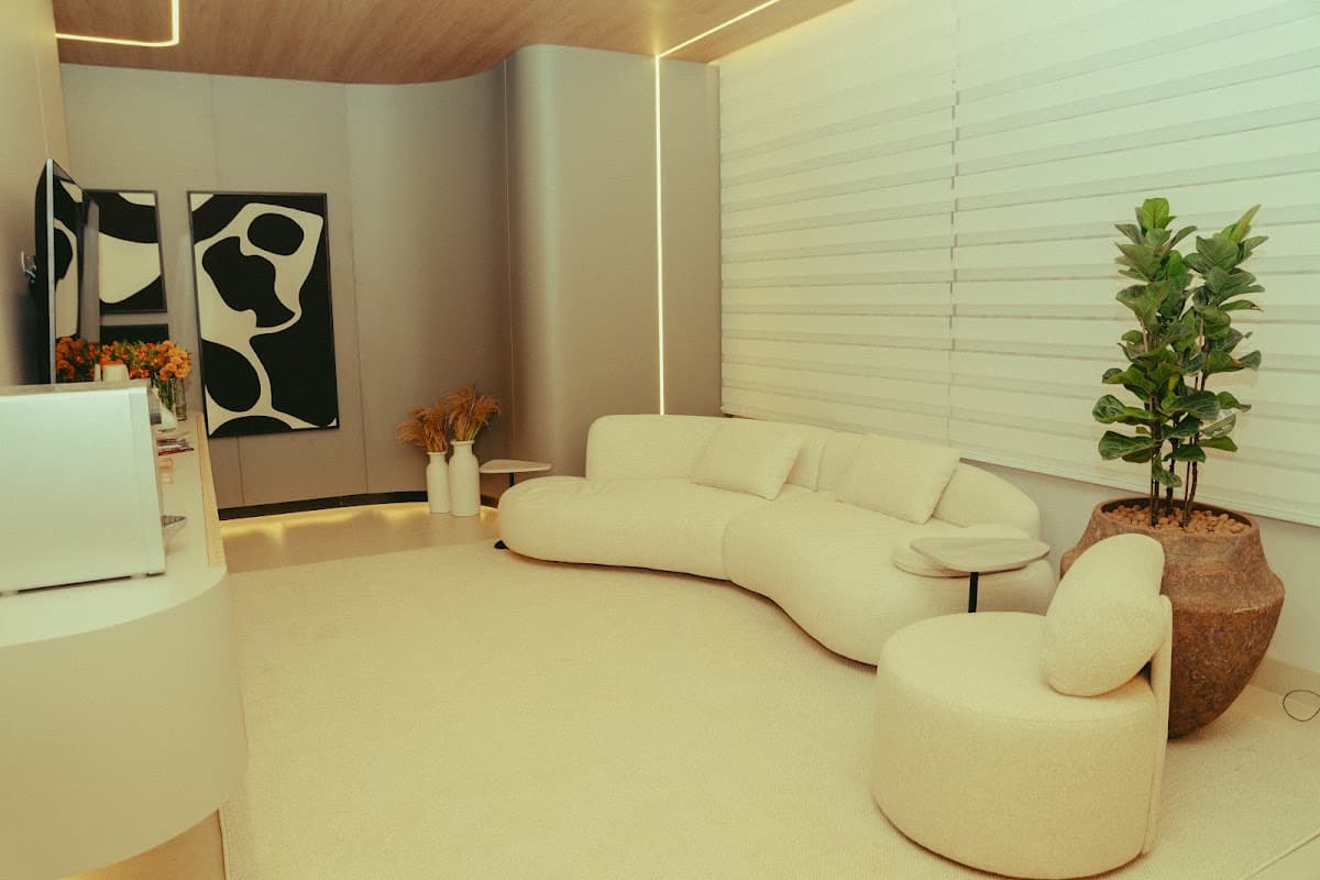 Sala de espera moderna e bem iluminada com decoração minimalista.